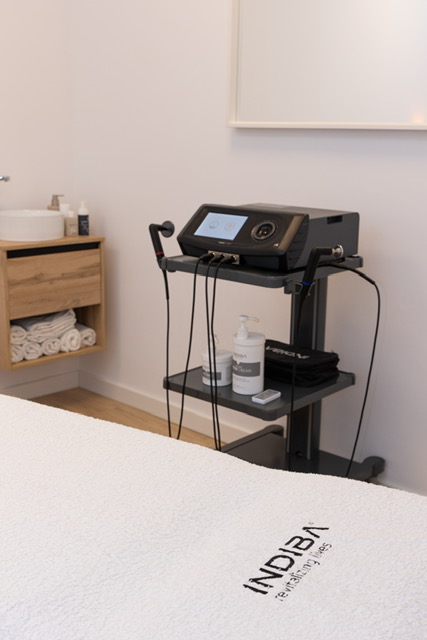Ainara Cuesta aplicando técnicas de terapia manual o miofascial. Fisioterapia personalizada y especializada en Portocolom