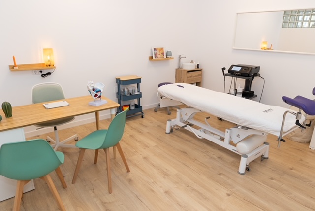 Fisioterapeuta de la mujer utilizando equipo de biofeedback. Entrenamiento y reeducación del suelo pélvico en Portocolom