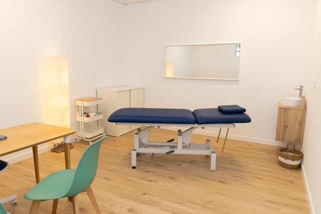 Muestra de aplicación de electroterapia o neuromodulación en consulta. Tratamiento avanzado para disfunciones pélvicas en Islas Baleares